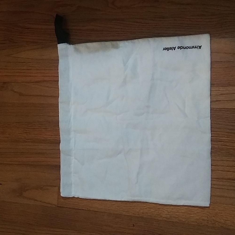 A'mmonde Atelier dust bag.